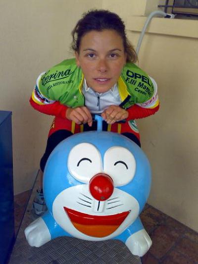 Una gattina a cavallo di un pokemon...che quaglia! A cavalluccio